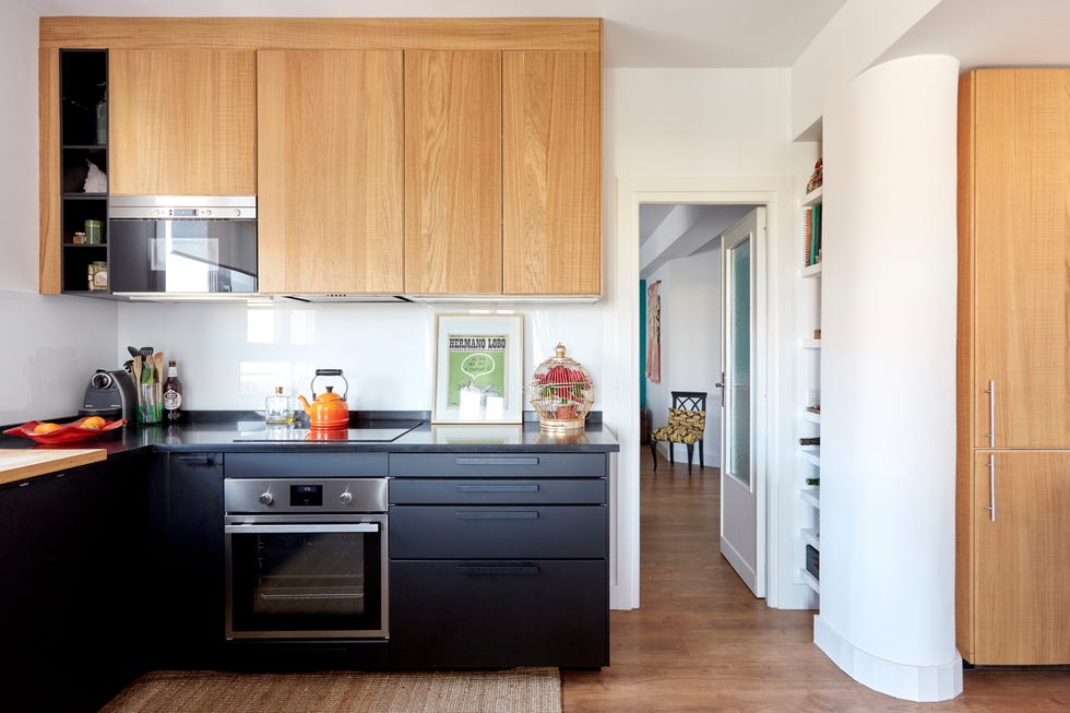 cocina abierta lacada en negro con armarios de madera