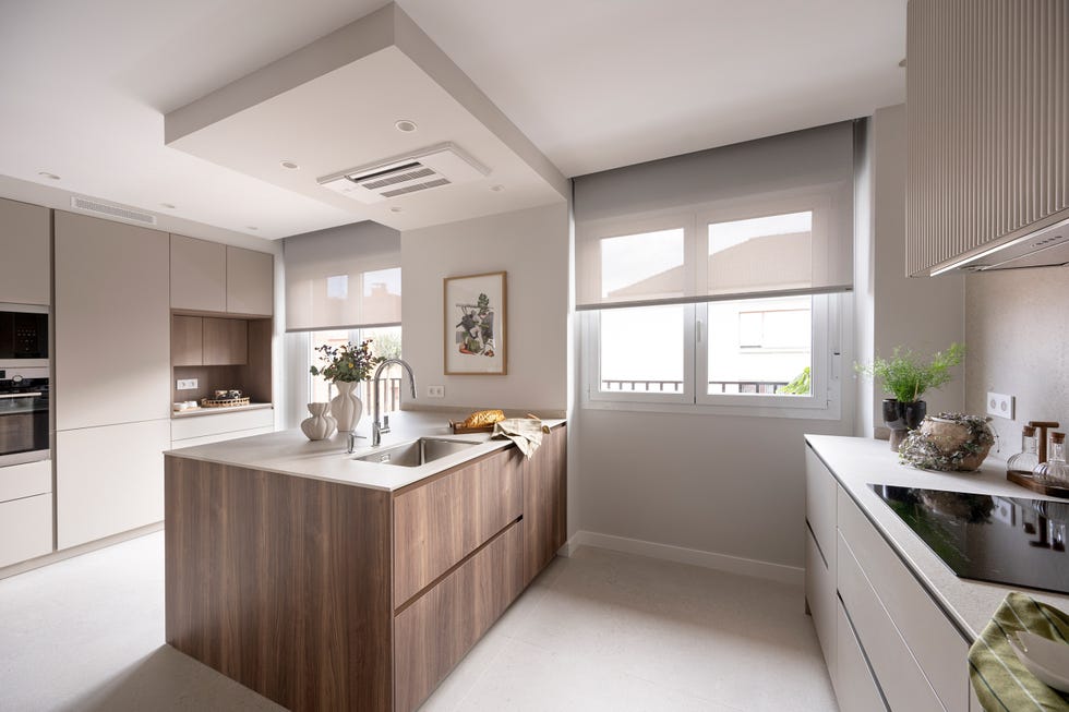 cocina con península revestida en madera