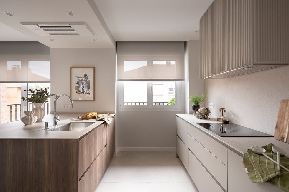 cocina con península revestida en madera