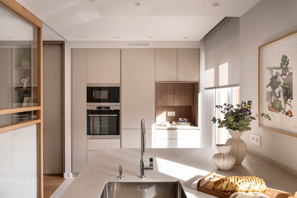 cocina abierta con frentes lacados en color beige