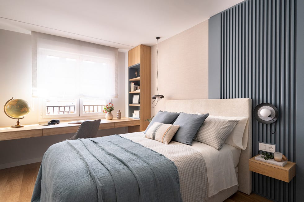 dormitorio con escritorio de madera volado y pared con revestimiento de madera acanalada en color azul