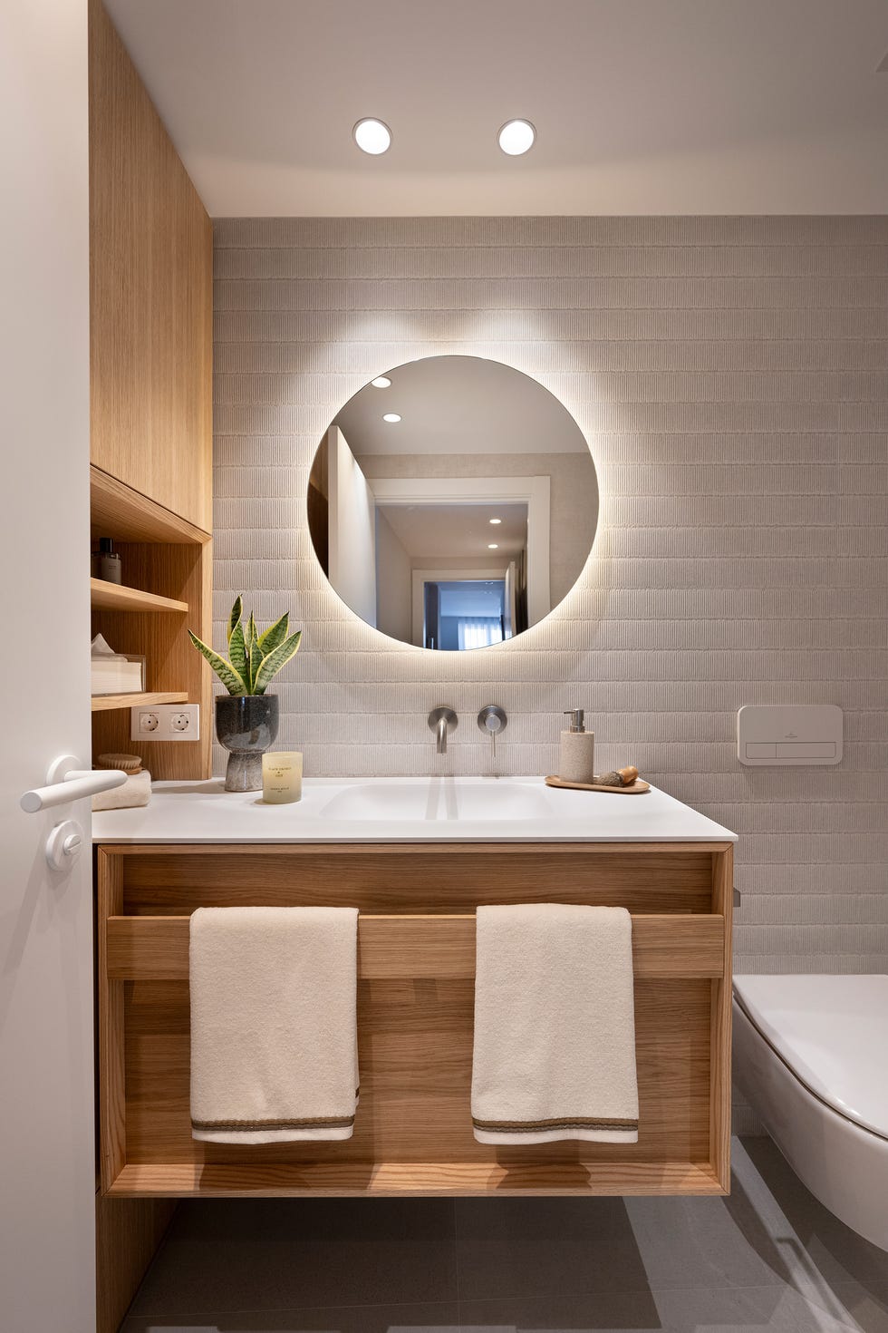 mueble de baño de madera volado y espejo redondo
