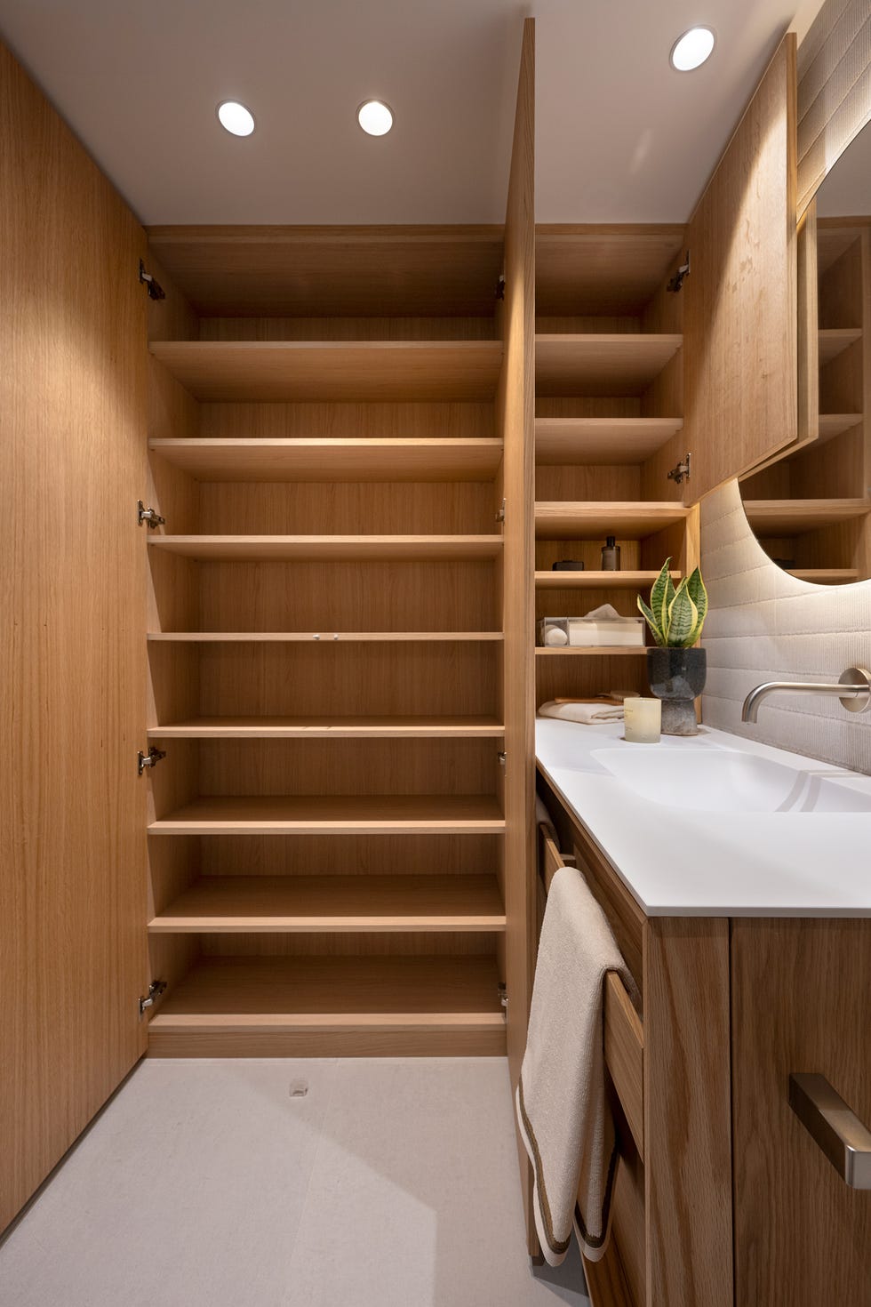 baño con armario de madera de suelo a techo