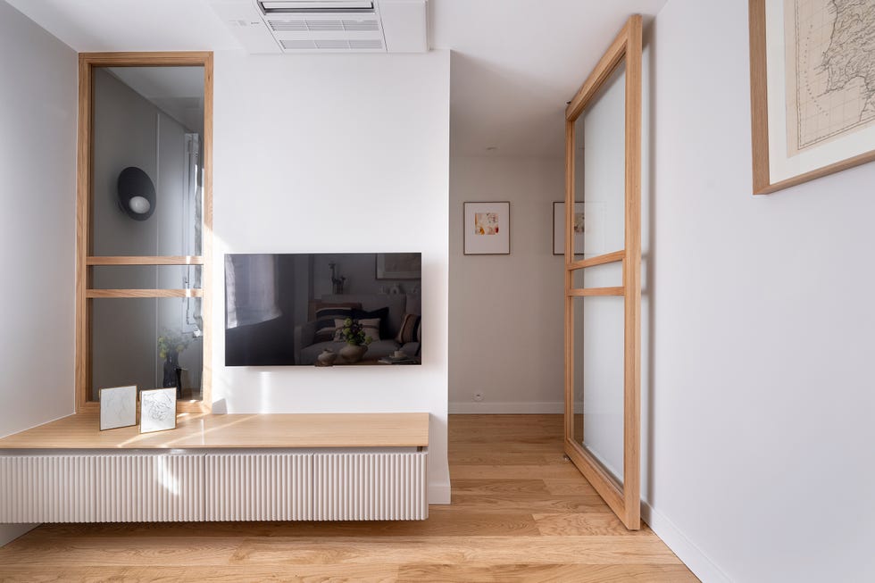 mueble de tv volado con frente acanalado