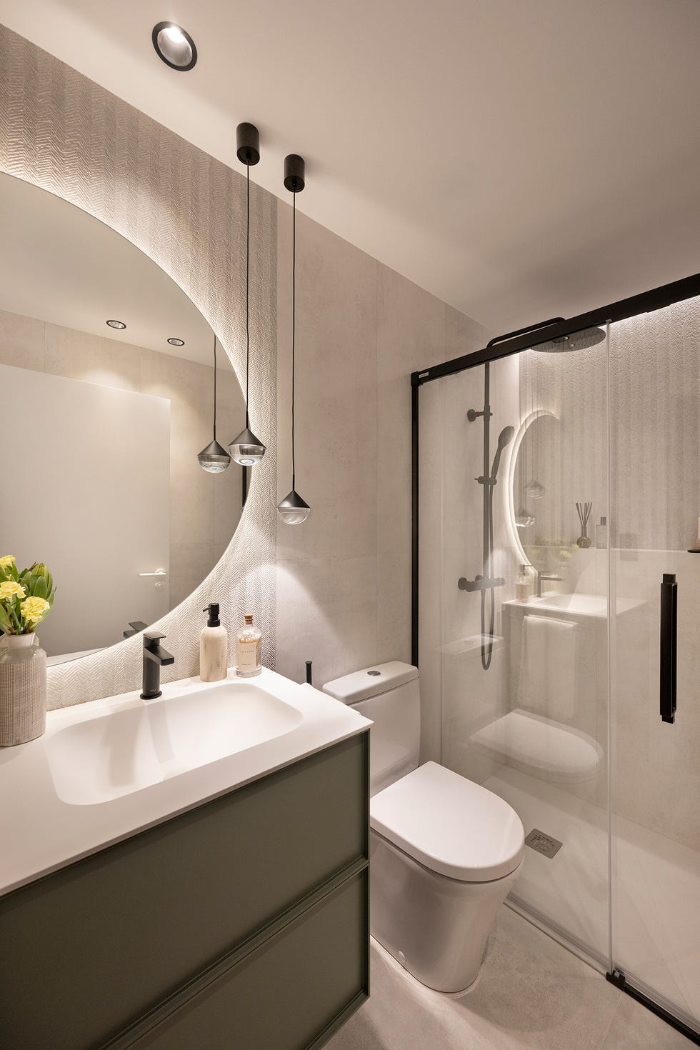 baño con mueble volado y ducha