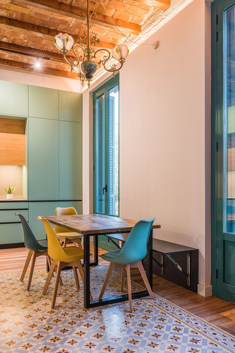 cocina con armarios verdes, office y techo abovedado