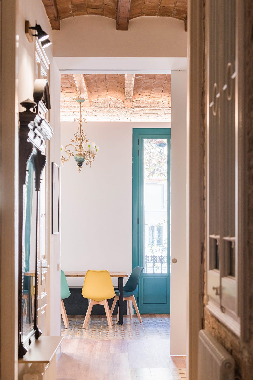 comedor con techo alto abovedado