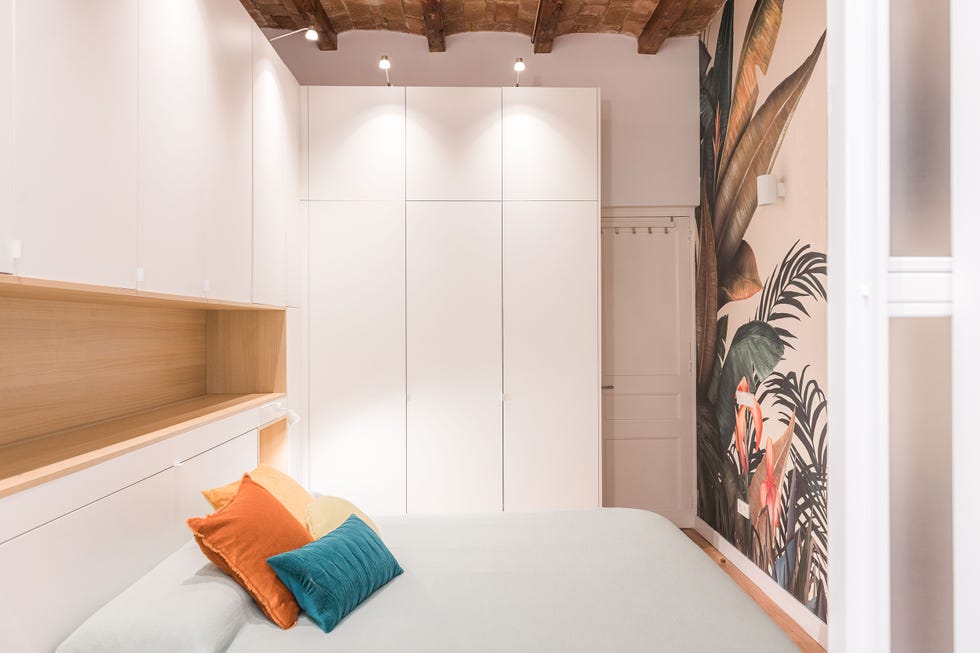 dormitorio con armario blanco empotrado