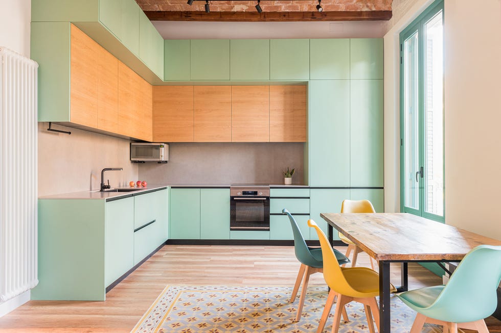 cocina con armarios verdes, office y techo abovedado