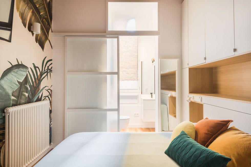 dormitorio con baño en suite