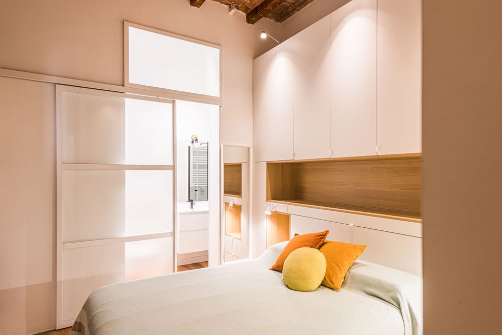 cabecero de cama con armario y hornacina de madera