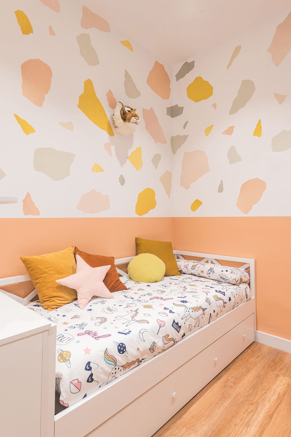 habitación infantil con cama nido blanca y pared de color naranja con papel pintado
