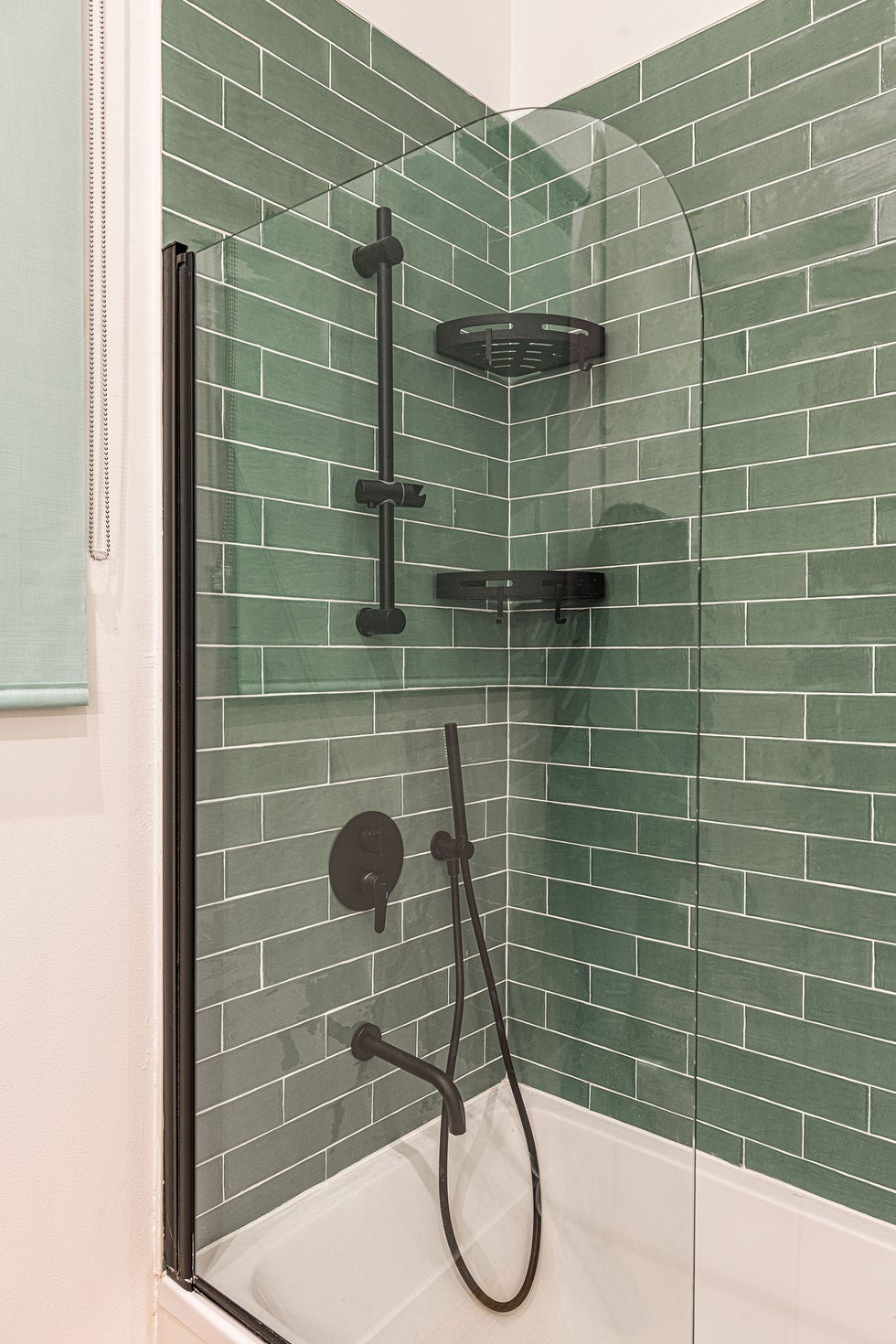 ducha revestida con azulejos verdes