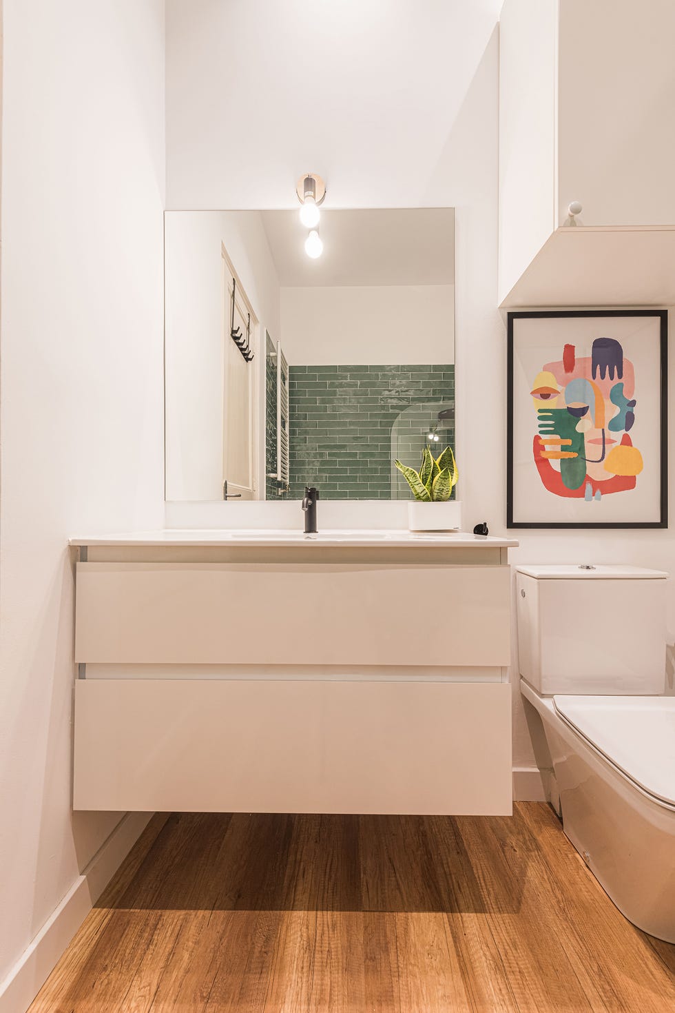 baño con mueble blanco volado