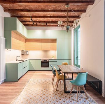 cocina con armarios verdes, office y techo abovedado