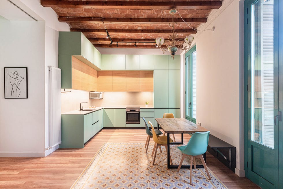 cocina con armarios verdes, office y techo abovedado