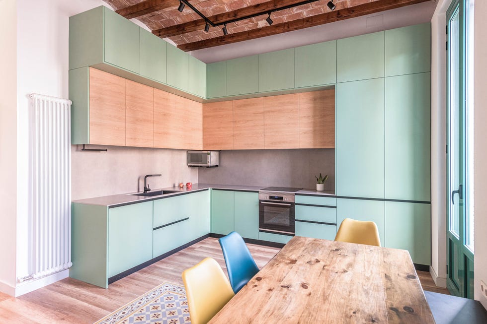 cocina con armarios verdes, office y techo abovedado