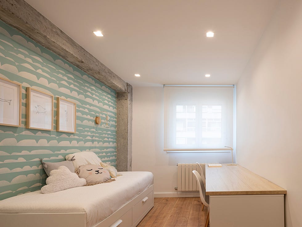 dormitorio juvenil con papel pintado inspirado en las nubes