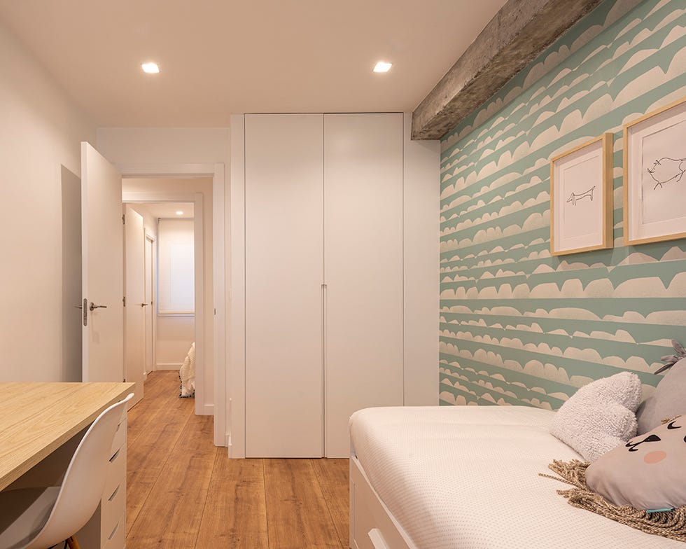 dormitorio juvenil con papel pintado inspirado en las nubes