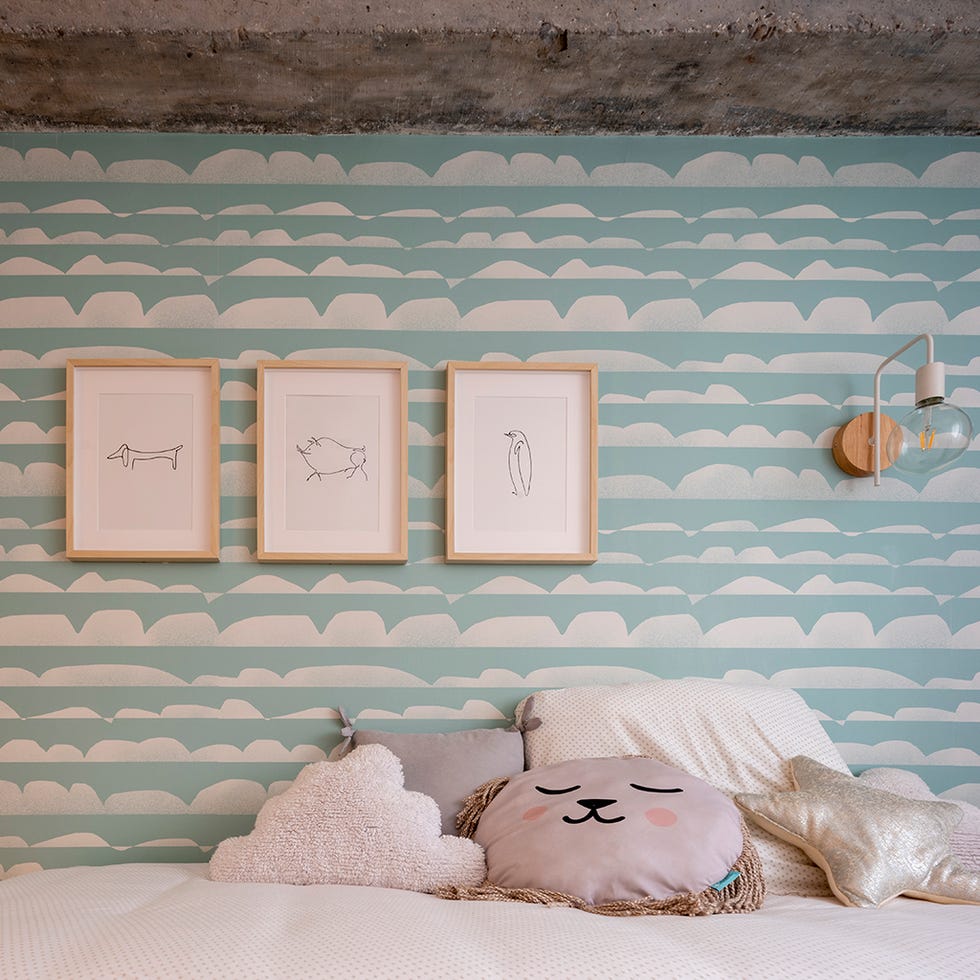 dormitorio juvenil con papel pintado inspirado en las nubes