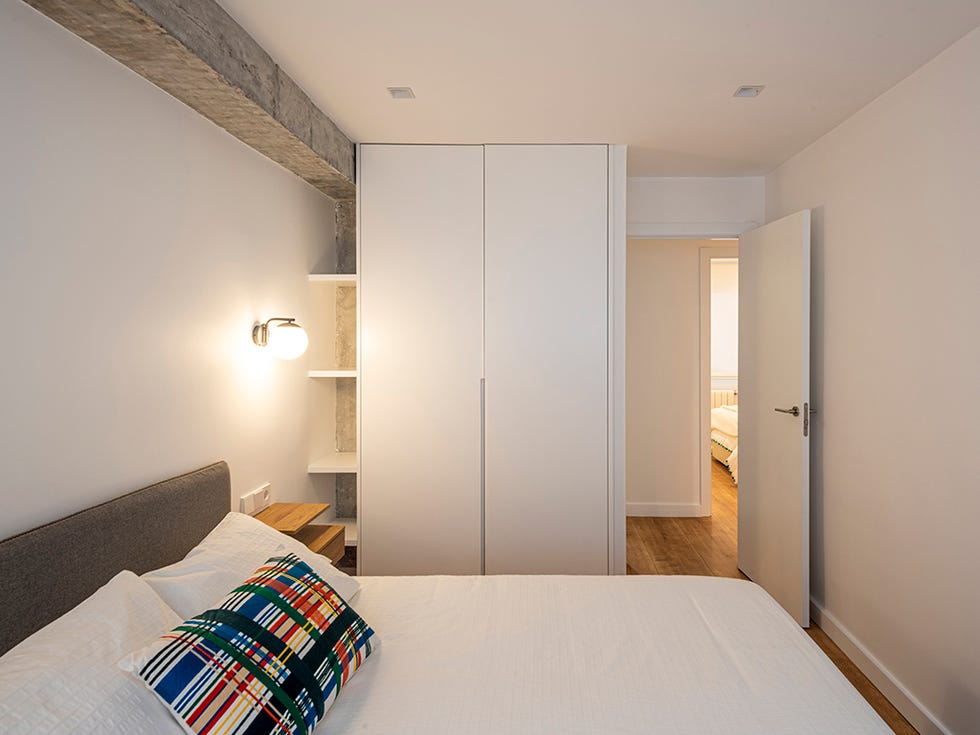 dormitorio decorado en tonos neutros
