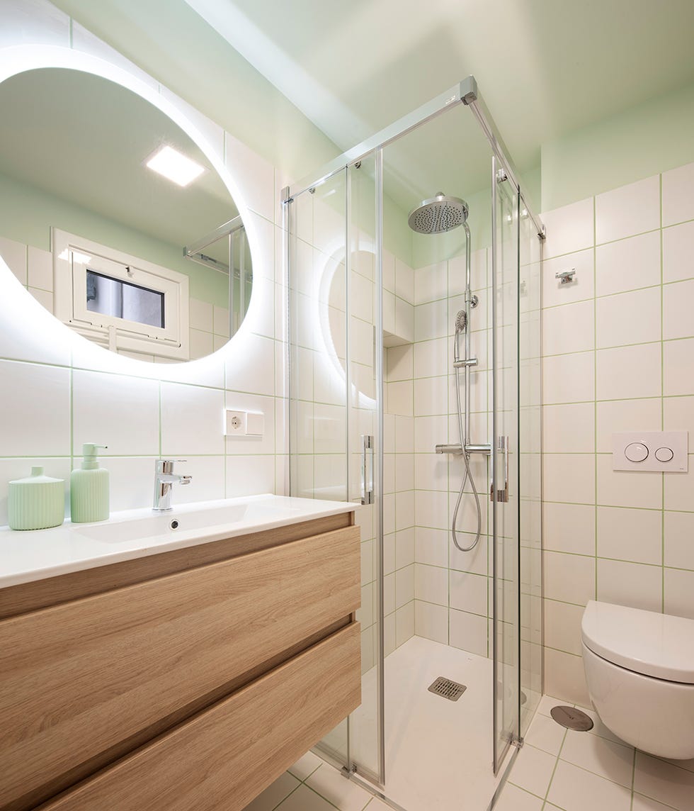 baño decorado en blanco y verde empolvado con mueble de madera