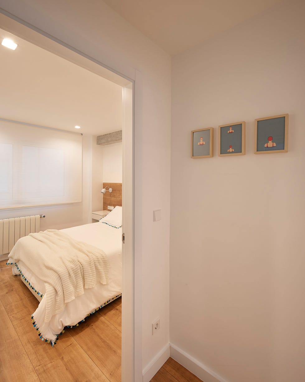 acceso al dormitorio decorado con tres ilustraciones