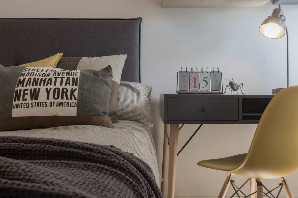 escritorio de diseño nórdico en color gris y silla mostaza