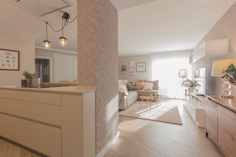 cocina abierta al salón con decoración en tonos neutros