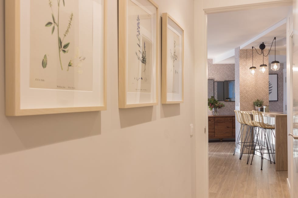 pasillo distribuidor y cocina abierta al salón con barra y tres taburetes