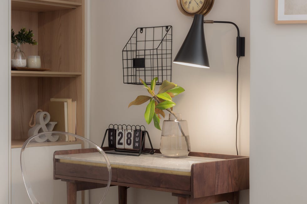 escritorio de madera y silla transparente