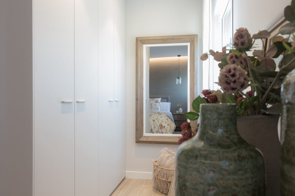 dormitorio con vestidor en suite