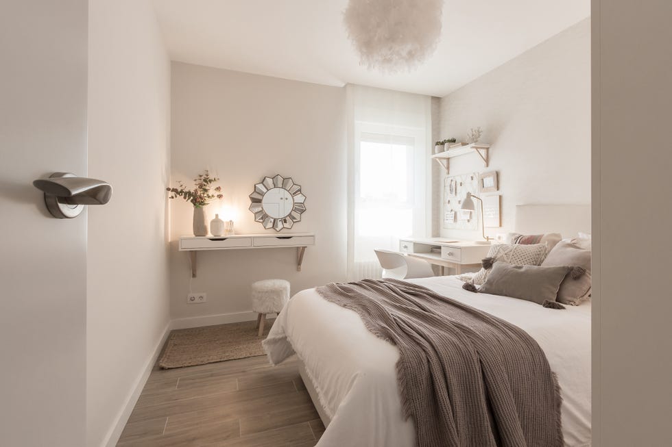 dormitorio decorado en tonos neutros con muebles blancos