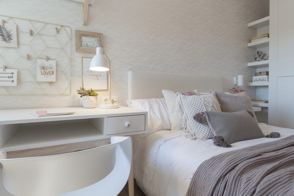 dormitorio decorado en tonos neutros con muebles blancos