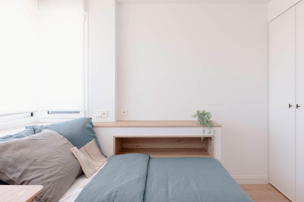 dormitorio con cabecero de obra con hornacina y sobre de madera