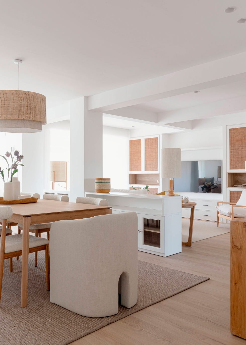 salón comedor con una columna como divisor de ambientes