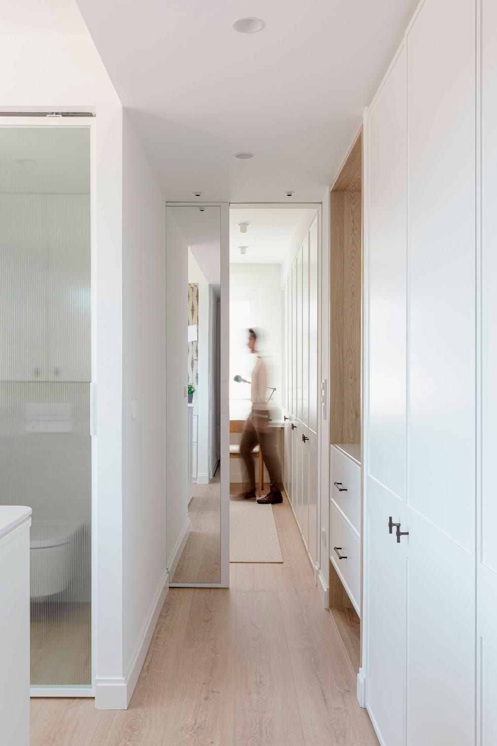 vestidor con armarios blancos y baño integrado