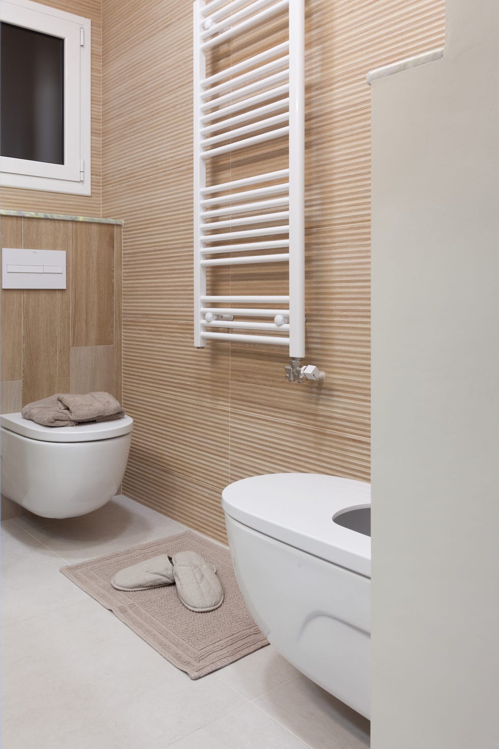 baño moderno con revestimientos cerámicos con textura