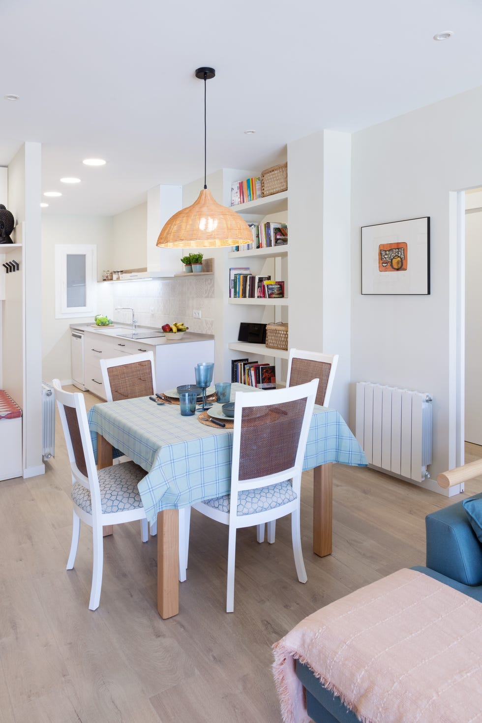 cocina blanca con office
