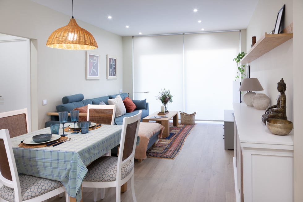 salón comedor con sofá con chaise longue azul
