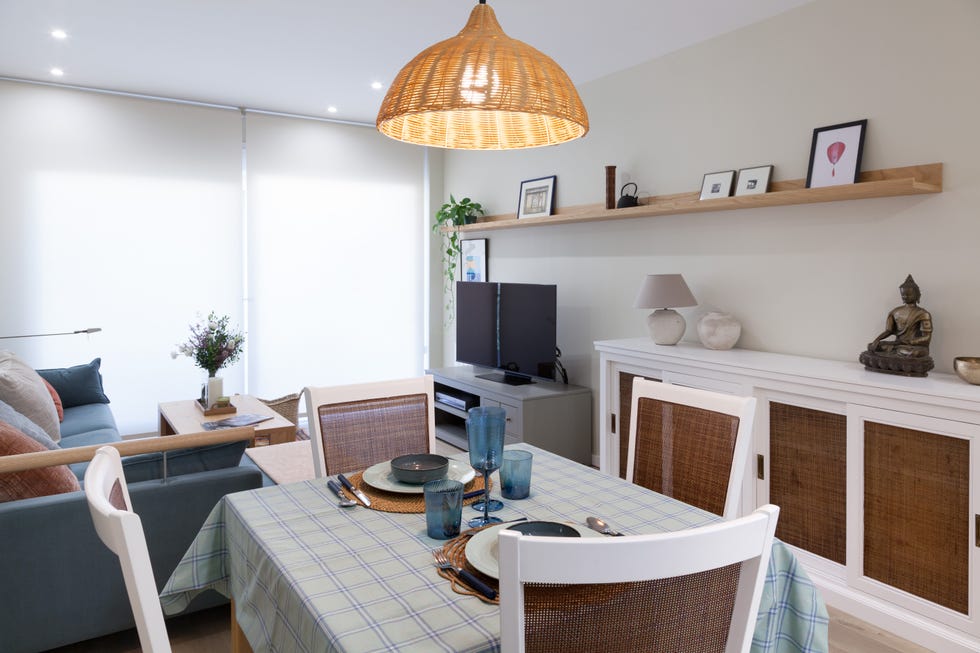 salón comedor con muebles blancos y sofá con chaise longue azul