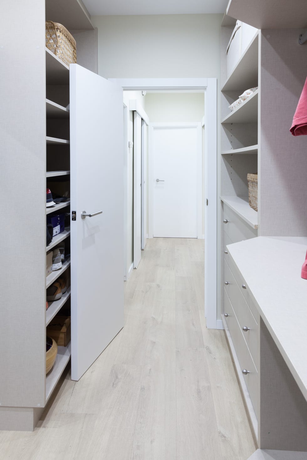 vestidor con armarios grises