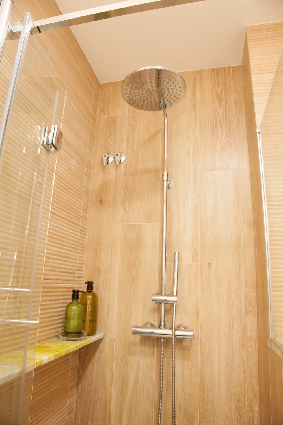 ducha con revestimiento efecto madera