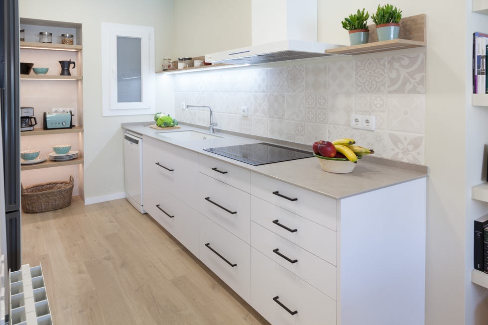cocina blanca con almacenaje