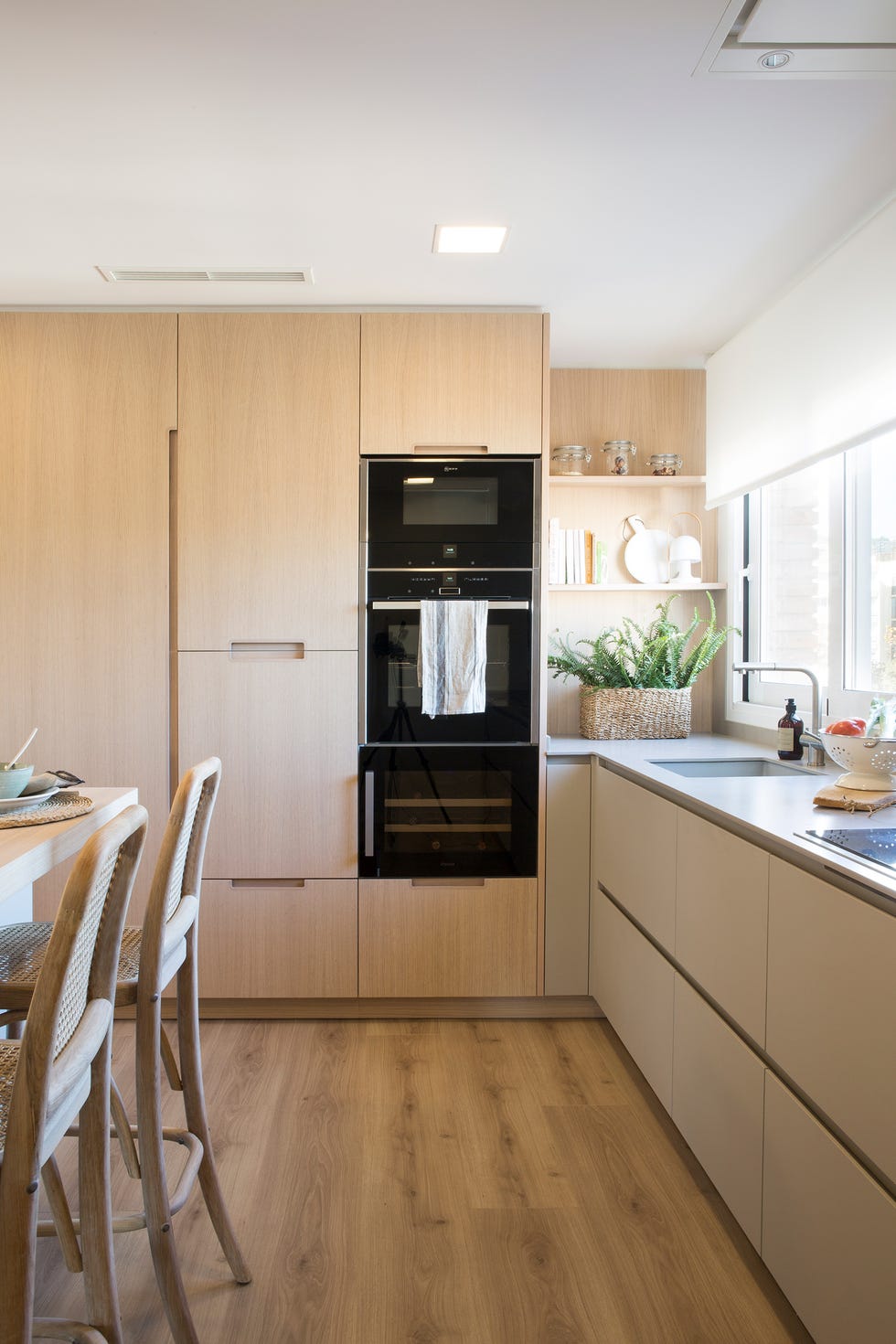 cocina con armarios empotrados a medida de madera