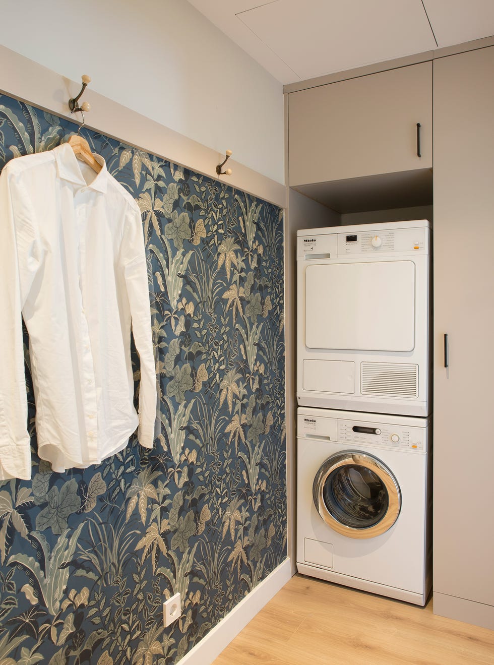 sala de lavandería decorada con papel pintado botánico