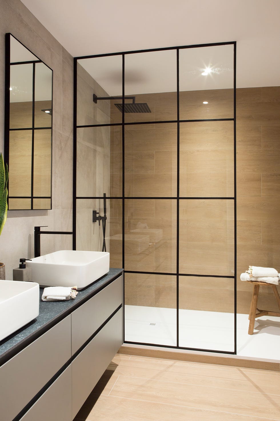baño moderno con ducha de obra y mampara fija con cuarterones