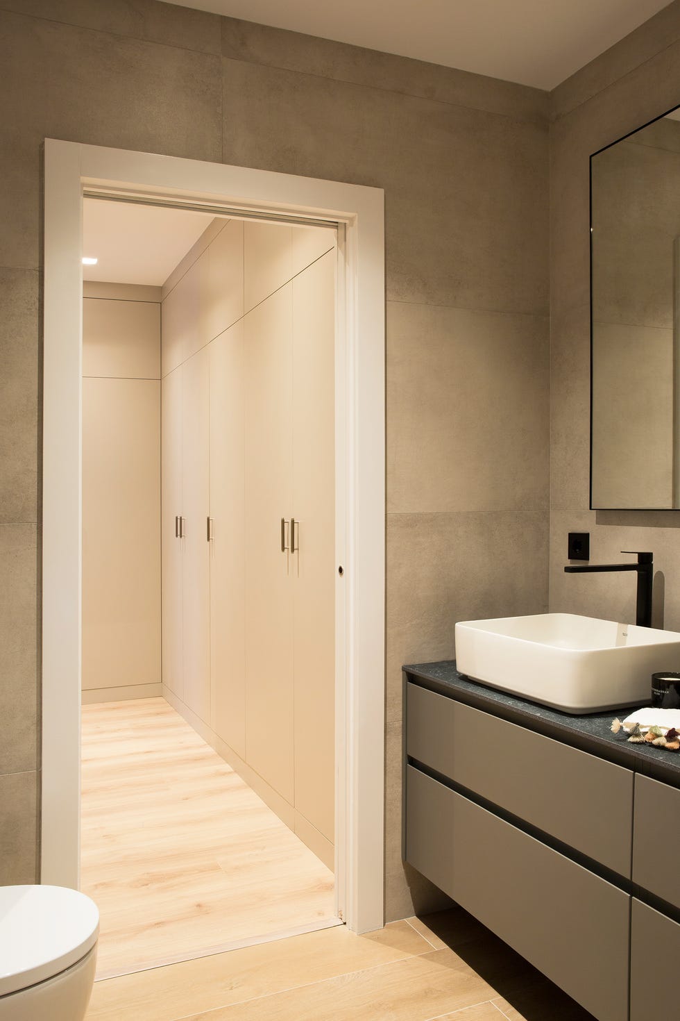 baño en suite con acceso al vestidor