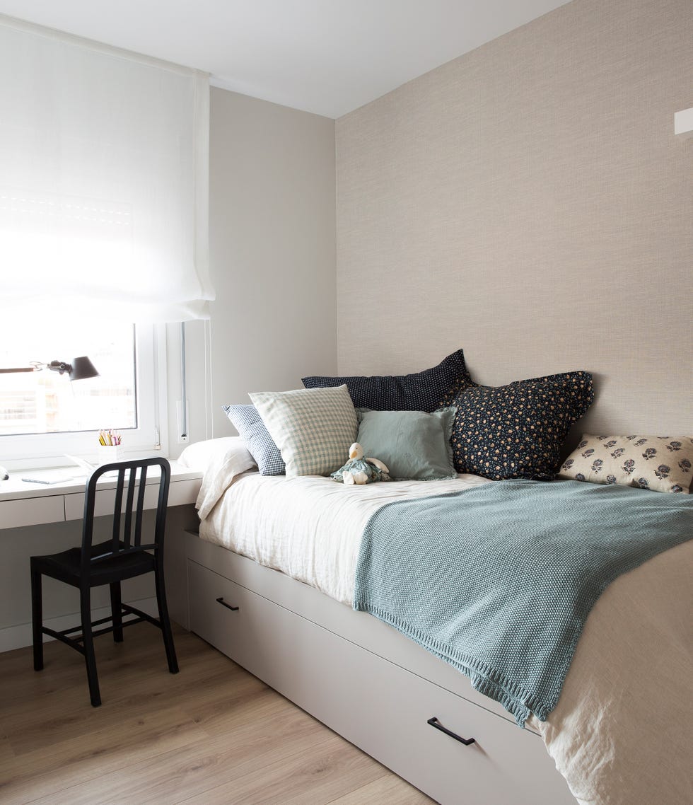 habitación juvenil moderna con escritorio y cama nido