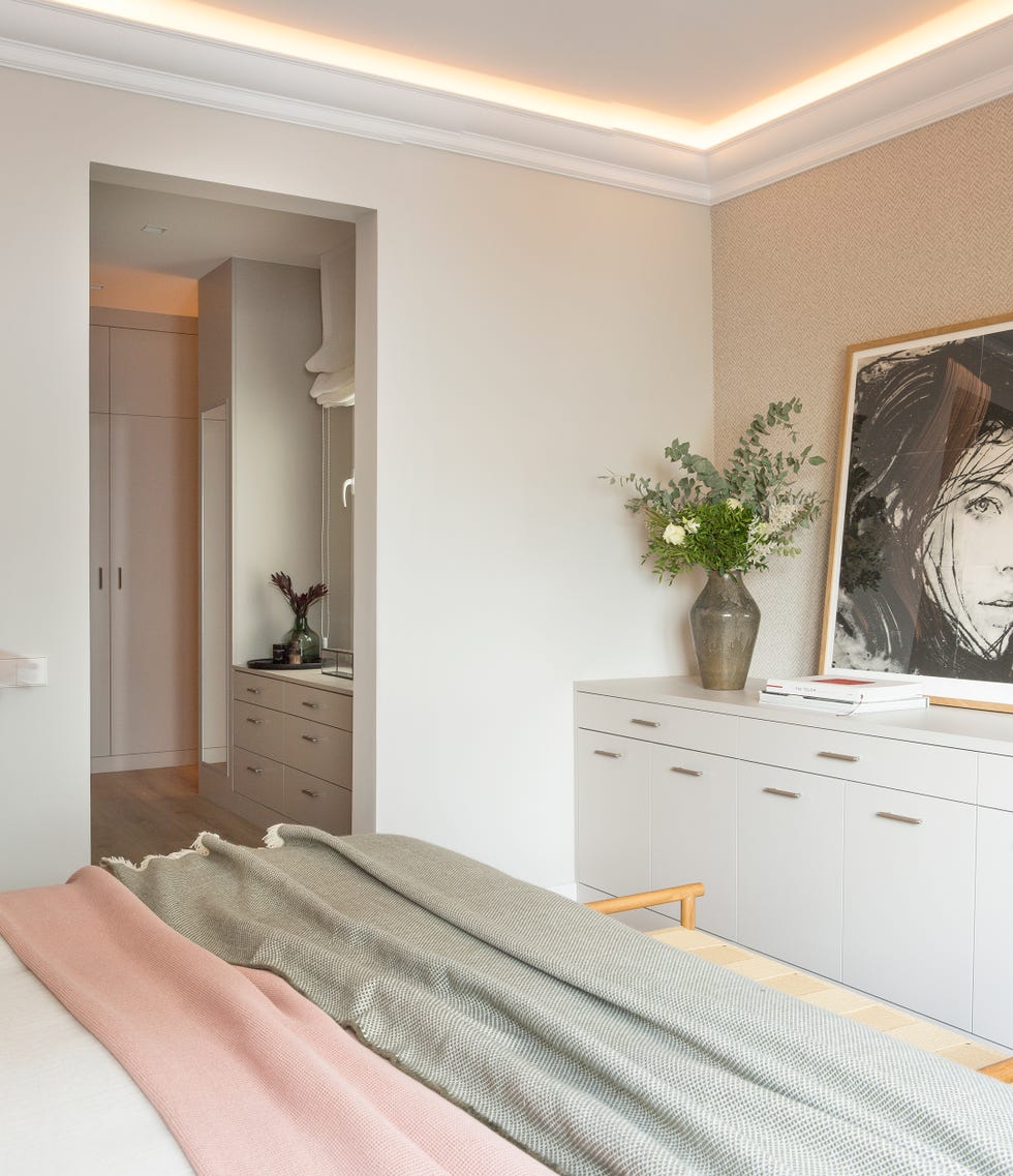 dormitorio con vestidor y baño en suite